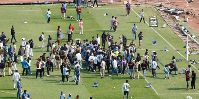 Զայրացած երկրպագուները աթոռներ և շշեր նետեցին Մեսսիի միջոցառ...