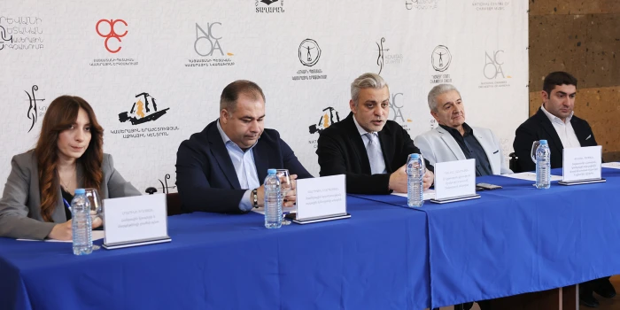 Հայաստանի պետական կամերային նվագախումբը Վահագն Պապյանի ղեկավ...