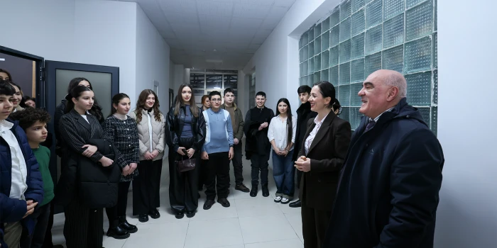 Ժաննա Անդրեասյանը դպրոցականների հետ այցելել է Քիմիական ֆիզիկ...