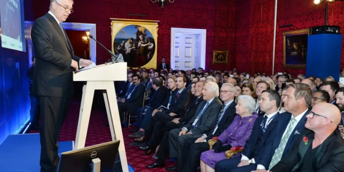 ՄԻՍՏԵՐԻԱՅԻՆ ՄԱՐԴԸ, ՈՎ ԿԱՊՈՒՄ ԷՐ ԱՆԴՐԵՅԻՆ ՋԵՖՐԻ ԷՊՇՏԱՅՆԻ ՀԵՏ