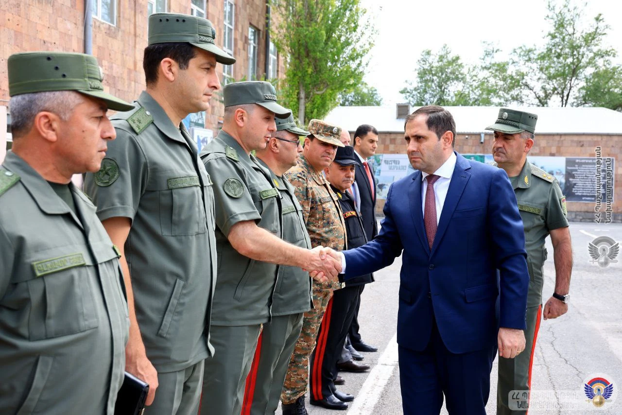 🎥 Սուրեն Պապիկյանն այցելել է ՊՆ կենտրոնական հավաքակայան